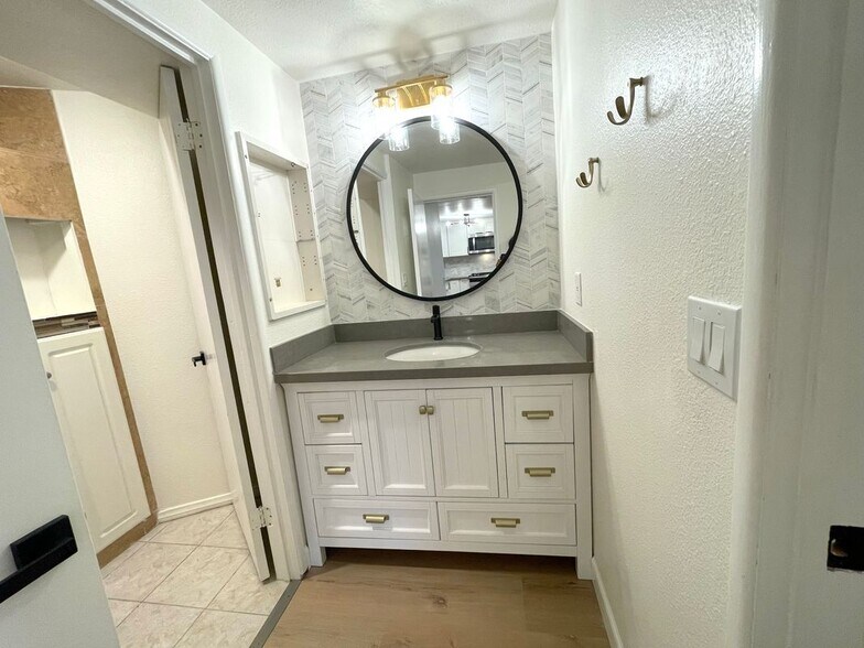 Building Photo - 3141 Hillview Dr N