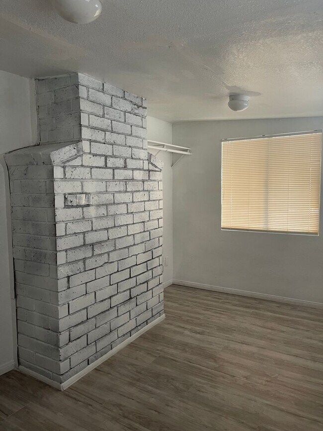 Building Photo - House For Rent