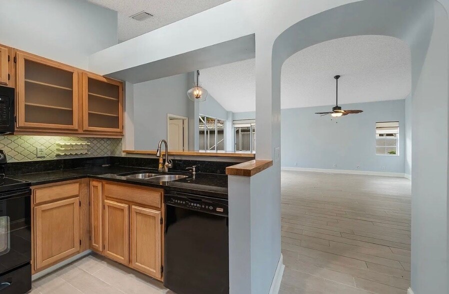 Building Photo - 9293 Heathridge Dr