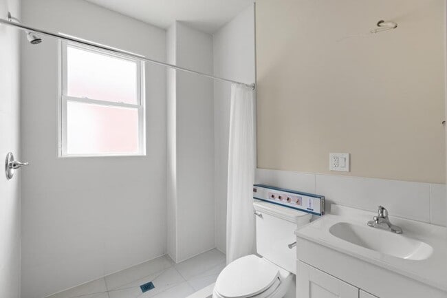 Building Photo - 3 bedroom in Chicago IL 60618