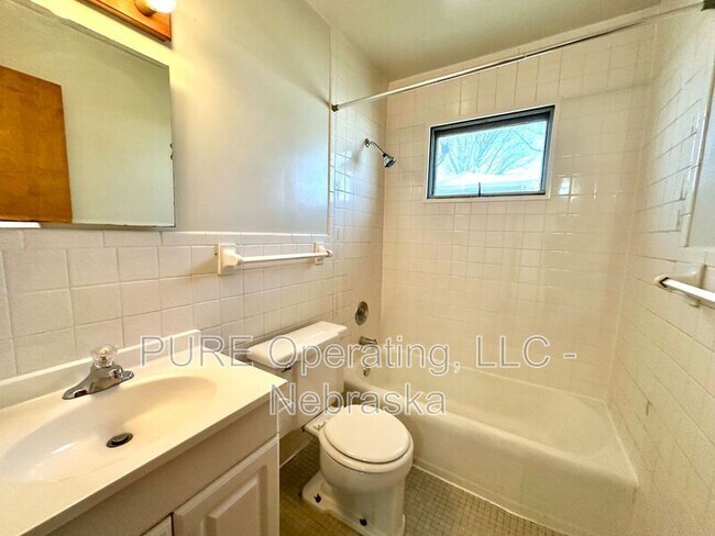 Building Photo - 2205 Lindyview Rd