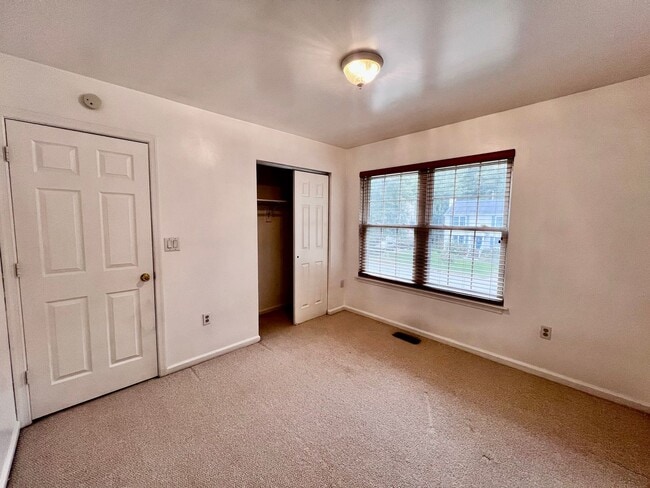 Building Photo - Gorgeous 4 Bedroom 2.5 Bath home in the he...