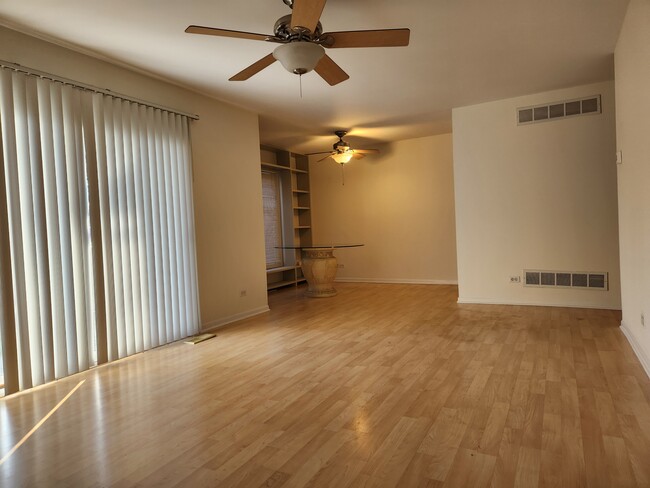 living/dining room - 1050 Holbrook Rd