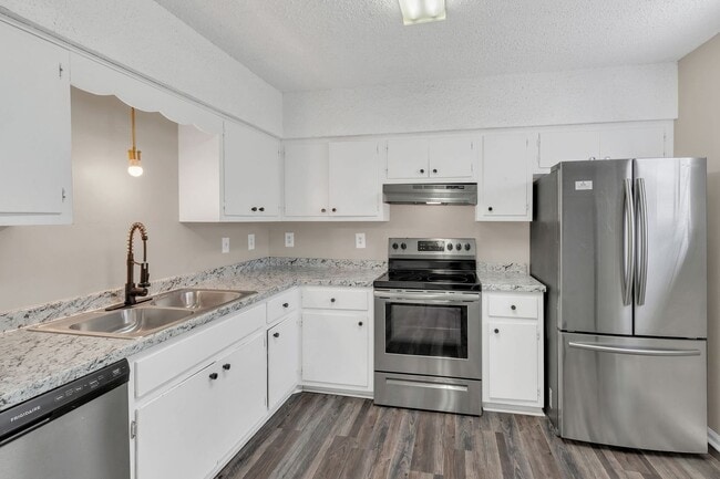 Primary Photo - AVAILABLE NOW. 2 BD 1 1/2 BATH. CLOSE TO E...