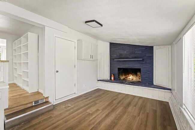 Building Photo - Charming Harvey Park Home with Large Yard & Fireplace