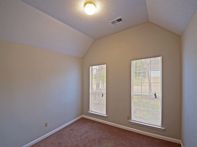 Building Photo - 3 bed, 2 bath near Macon and Houston Levee