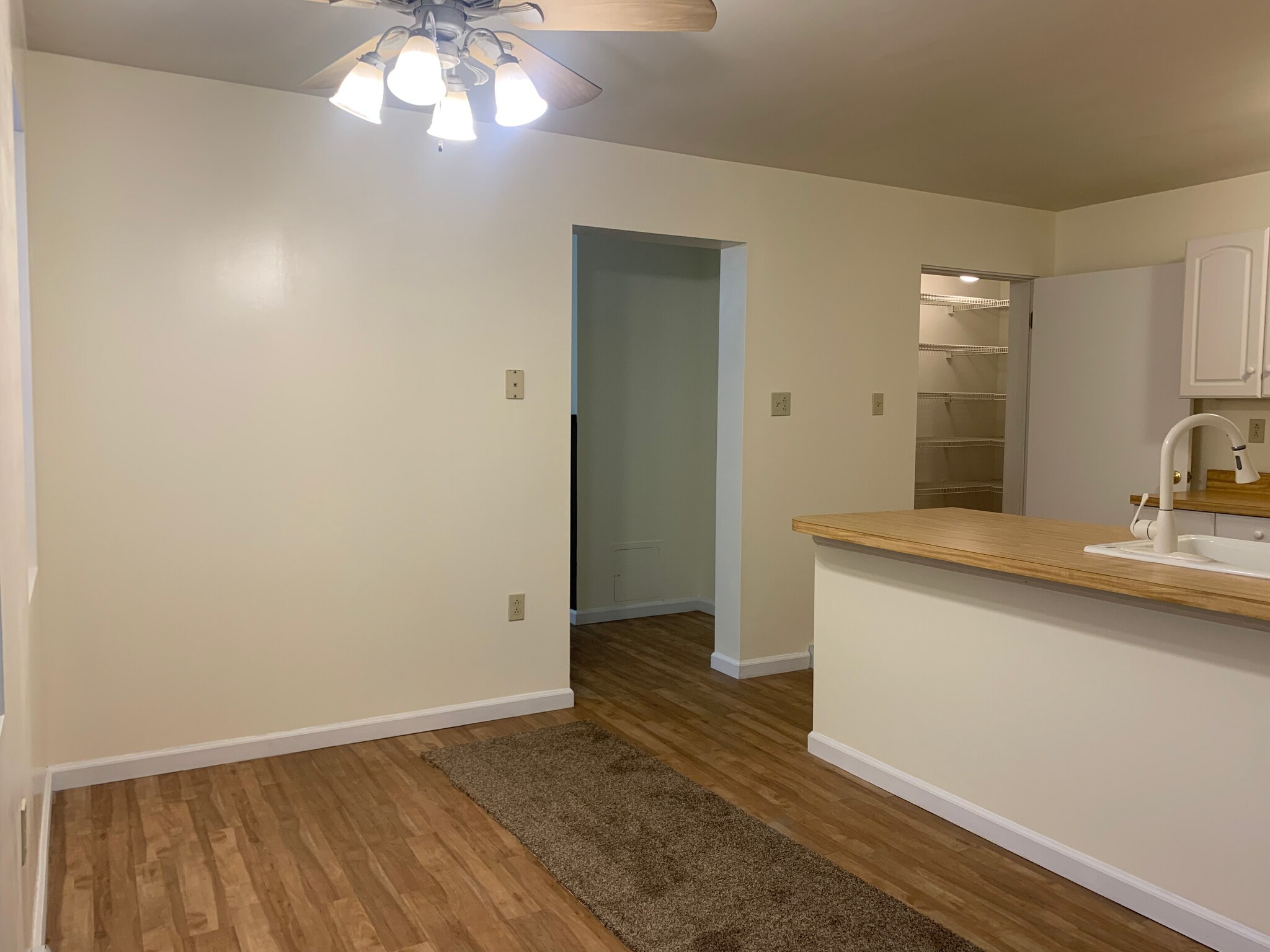 Eat in kitchen area - 365 E Maiden St