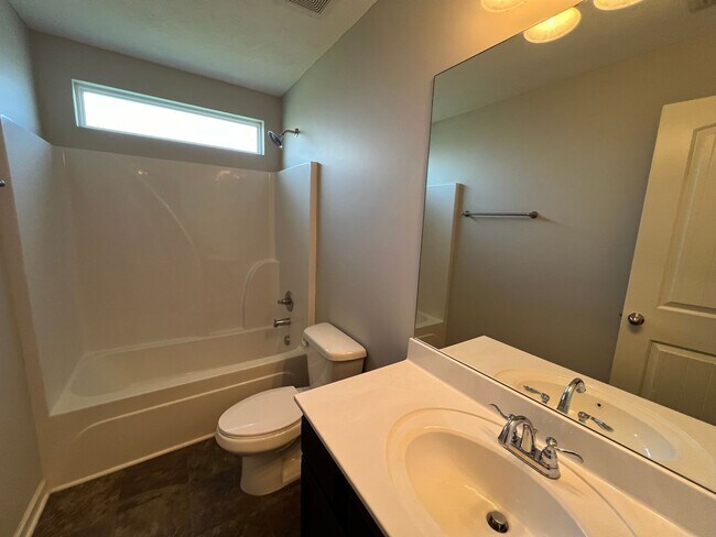 Building Photo - Move-in Special! Available Immediately! Gorgeous 4 Bedroom 3 Bath in Creeksbend Subdivision