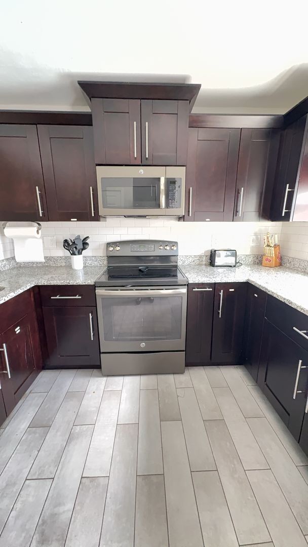 Building Photo - Fully Furnished 3 bedroom pool home in Largo