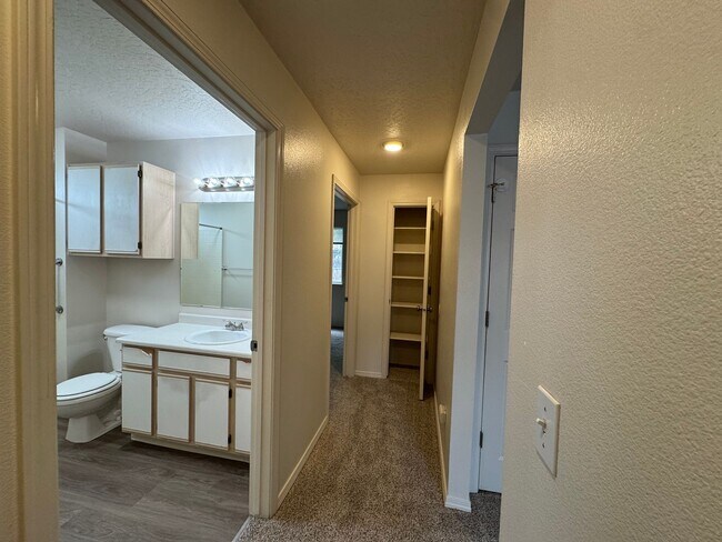 Building Photo - 4343 W Rose Hl St