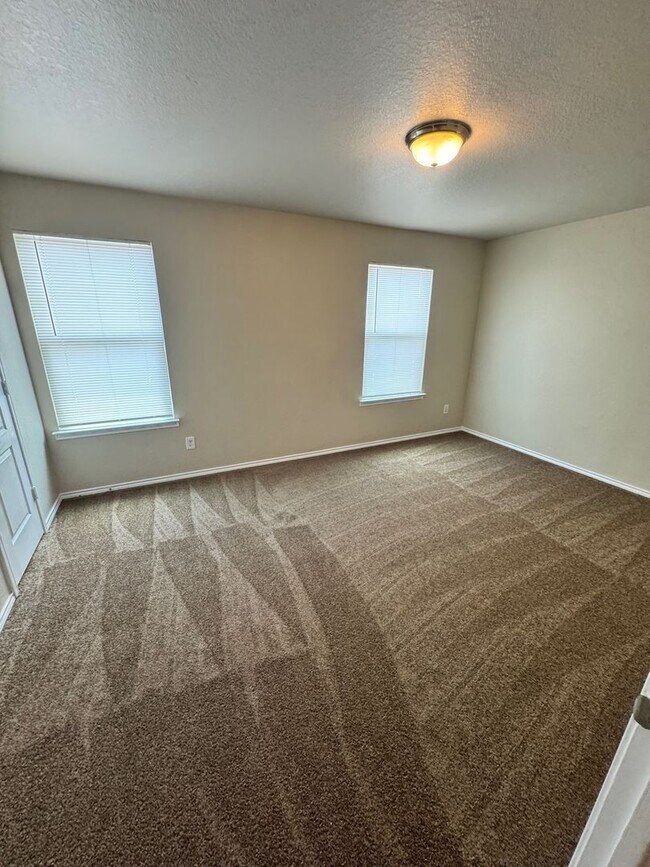 Building Photo - Ready for Move In! Spacious 4 bedroom 3 ba...