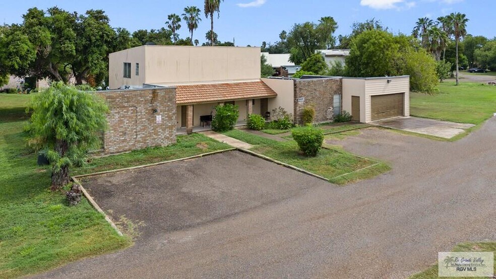 Building Photo - 805 Continental Dr