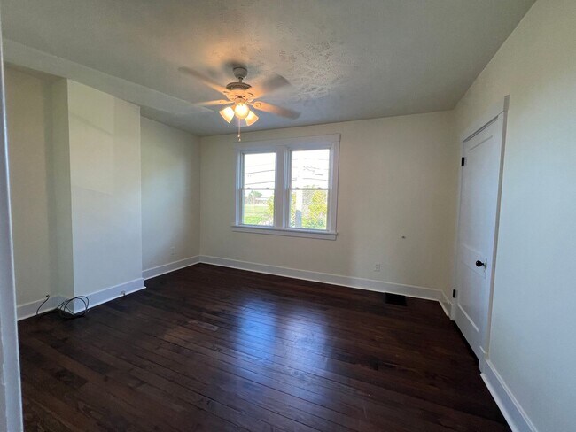 Building Photo - Now showing 2BR 1 Bath Townhouse!