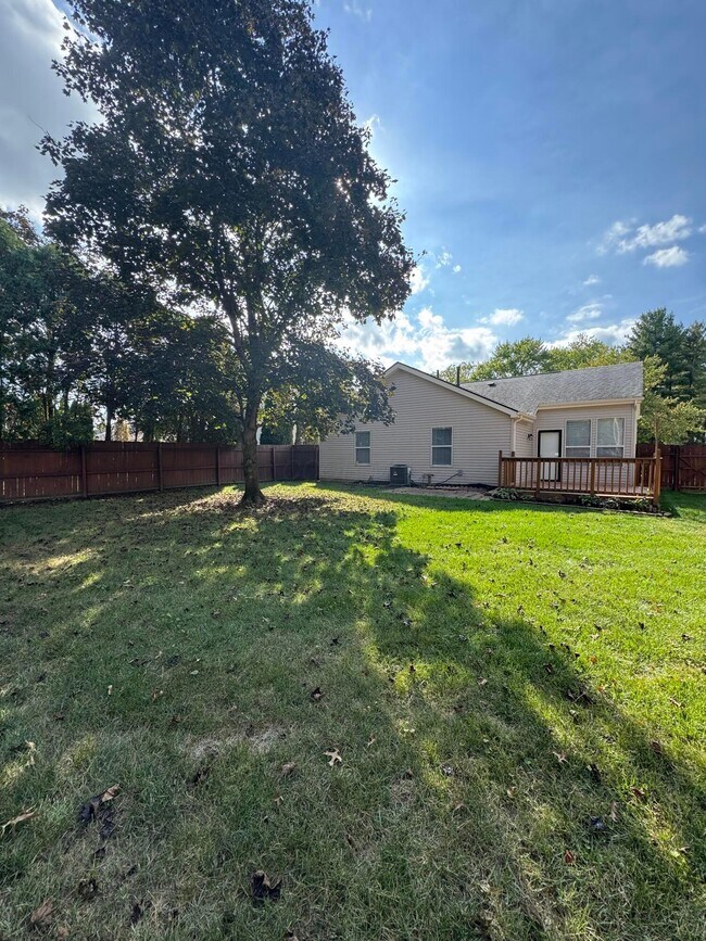 Building Photo - 8000 Leaview Dr