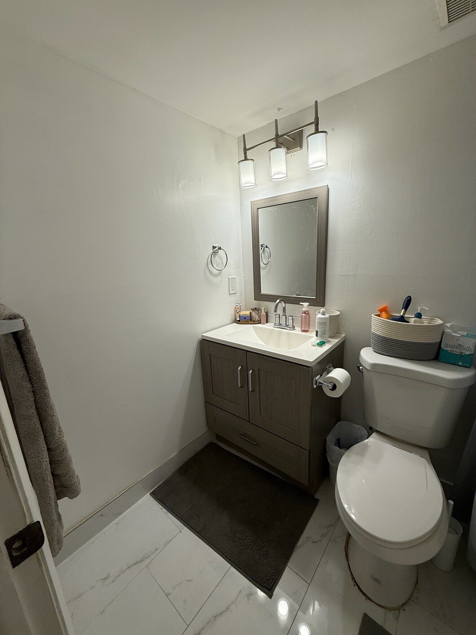 Secondary bathroom - 2918 NE 8th Ter