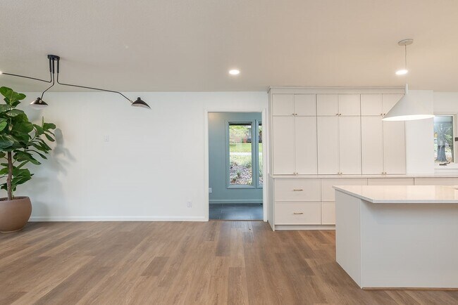 Building Photo - 884 Shrewsbury Ln