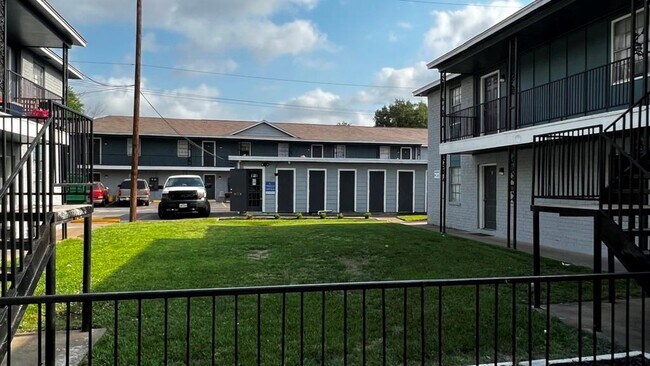 Building Photo - 427 Hollyvale Dr
