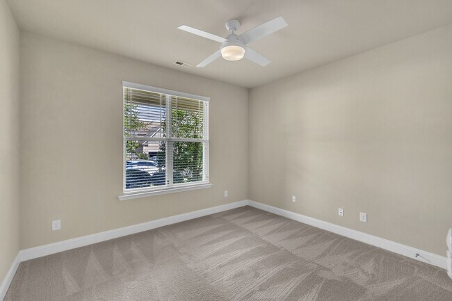 Building Photo - 4 Bedroom Home with 2 Car Garage & Fenced ...