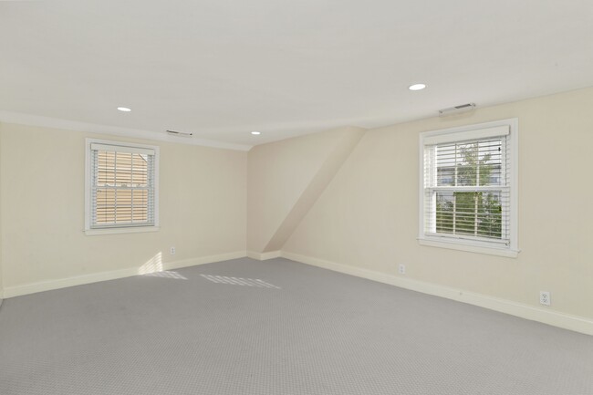 Building Photo - 13 Riverside Ln
