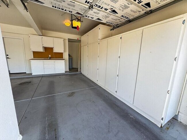 Building Photo - Charming 4 Bedrooms/ 3.5 Bath Home in Desirable Fox Crossing!!