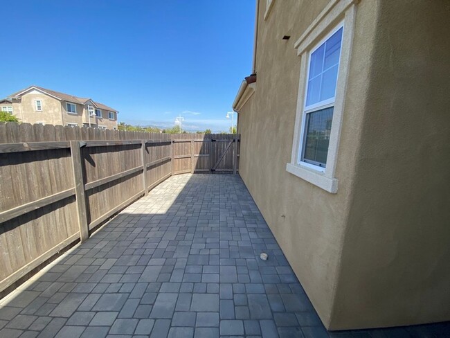 Building Photo - Dog Friendly Home in Santa Maria