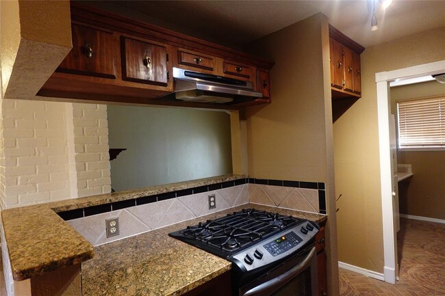Building Photo - 6314 Sandy Oaks Dr