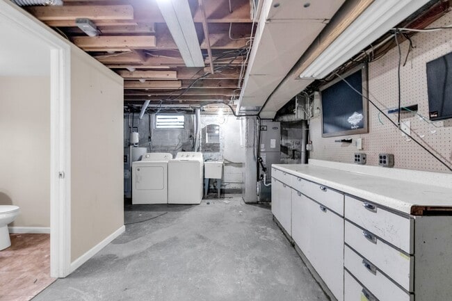 Building Photo - Spacious 4-Bedroom, 2.5-Bath Home – West E...