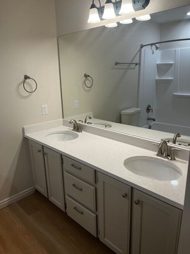 Building Photo - Newly Renovated Provo Townhouse