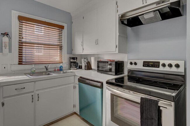 Building Photo - 814 N Buchanan Blvd