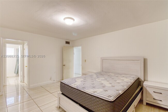 Building Photo - 5160 SW 40th Ave