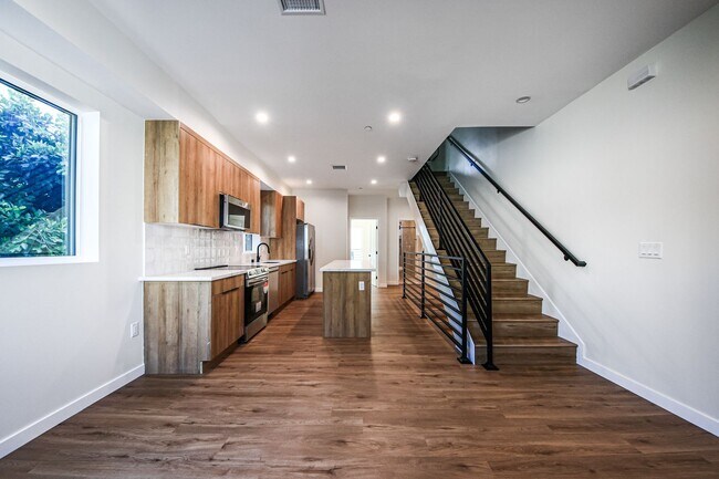 Building Photo - Ultra-Luxury Brand New 2 bed/2.5 bath and ...
