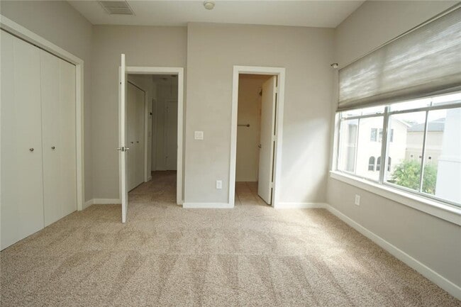 Building Photo - Stunning Townhouse In A Great Location Nea...