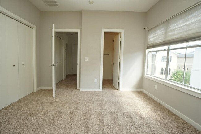 Building Photo - Stunning Townhouse In A Great Location Near Memorial Park!