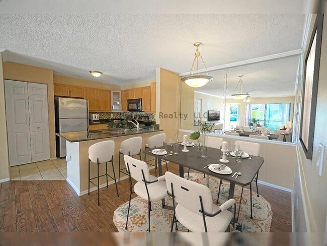 Building Photo - Spacious 2-Bedroom Condo with Screened Lanai in Gallery at Bayport