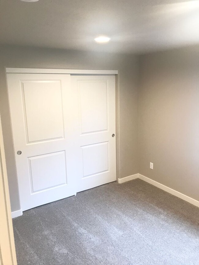 Building Photo - Single level home in Sisters!
