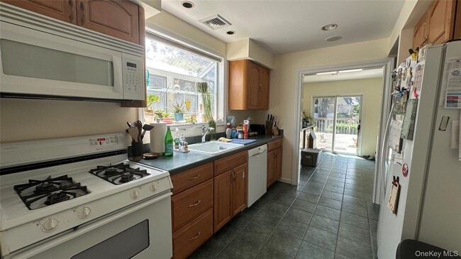 Building Photo - 109 Simcoe St