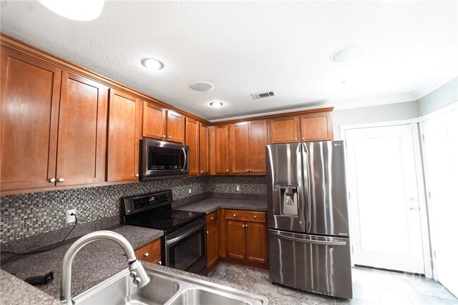 Building Photo - 170 Willow Oak Dr
