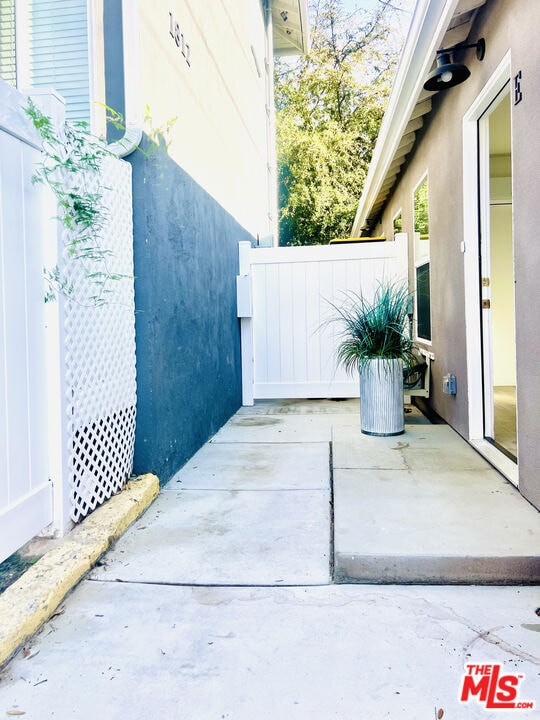 Building Photo - 1812 W Glenoaks Blvd