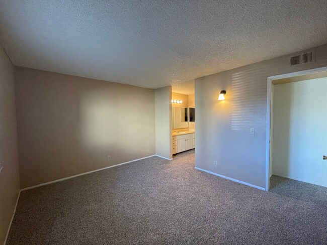 Building Photo - 2 Bedroom / 2 Bathroom Apartment in South ...