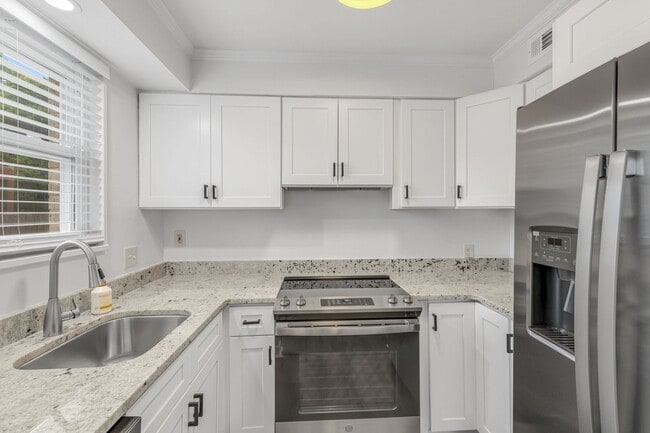 Building Photo - 605 University Ridge