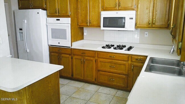 Building Photo - 901 Las Aves Pl