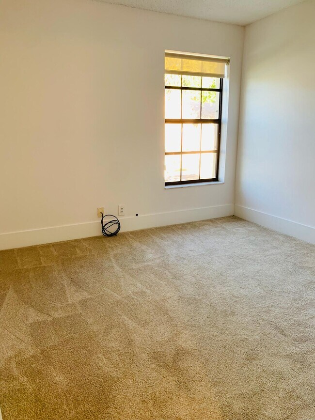 Building Photo - 330 Palmwood Pl