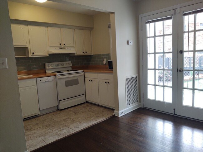 Building Photo - Cozy Condo located in McAlway Manor in Cot...