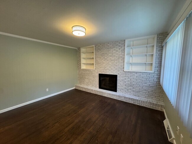 Building Photo - Move-in Ready!