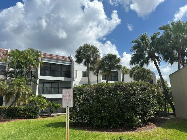 Building Photo - 200 Lakeview Dr