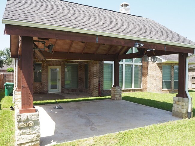 Building Photo - 28607 Green Hedge Dr