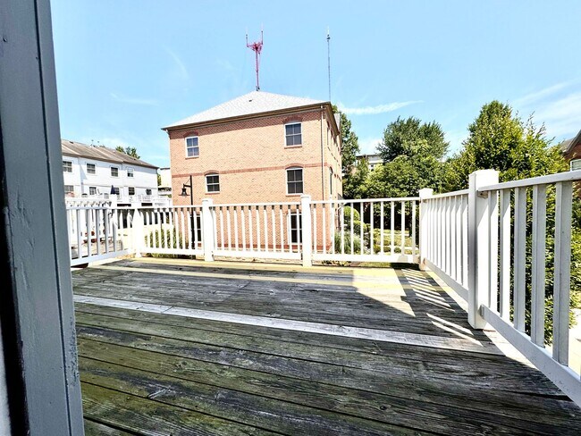 Building Photo - 2062 Clipper Park Rd