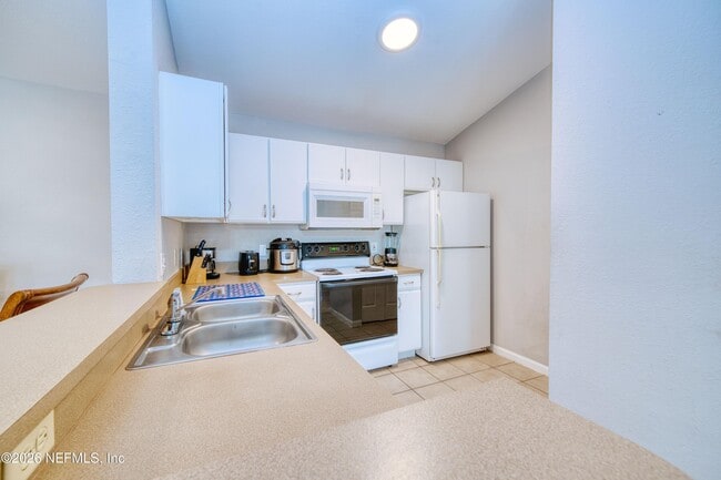 Building Photo - 940 Village Trail