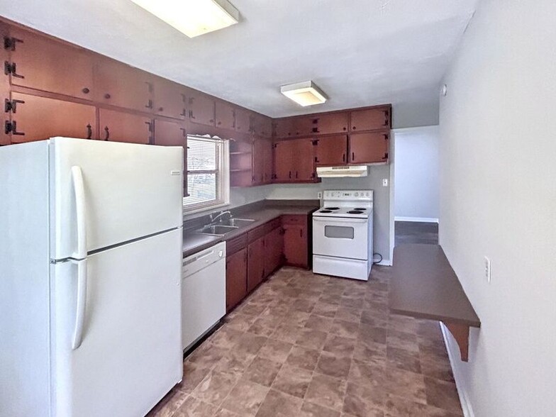Building Photo - 9877 Redcliff Rd