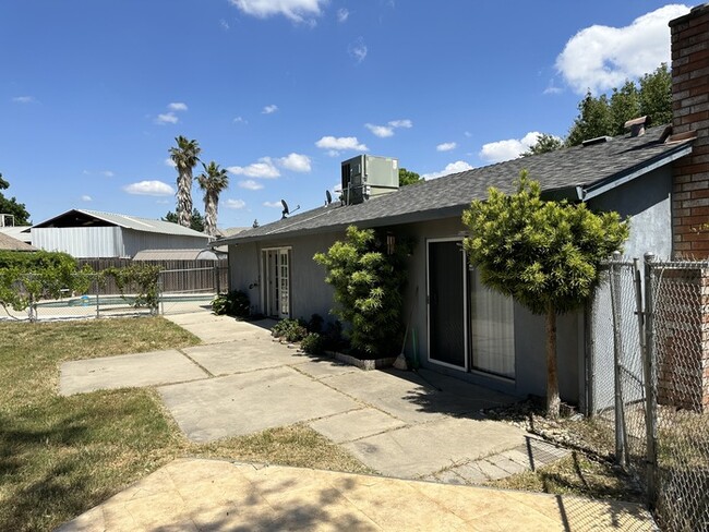 Building Photo - Modesto 4 Bedroom 2 Bath home 2 Car Garage...